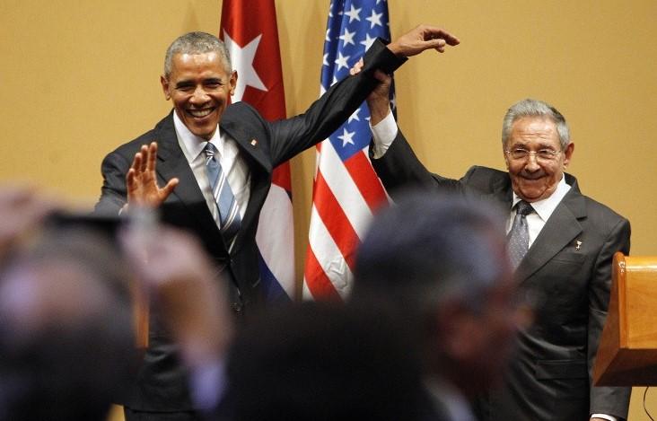 Kastro Obamanın əli ilə onun çiyninə vurmasına imkan vermədi - <b style="color:red">Video</b>