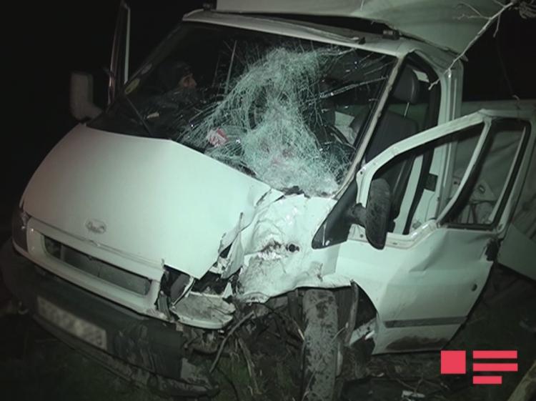 Məktəbliləri daşıyan mikroavtobus qəzaya uğradı: 12 yaralı<b style="color:red"></b>