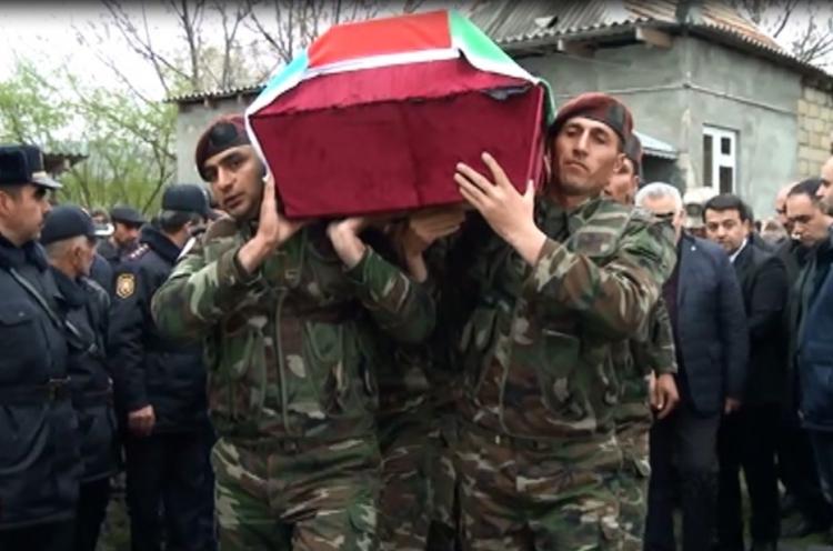 Şəhid hərbçilər dəfn olunur<b style="color:red"></b>