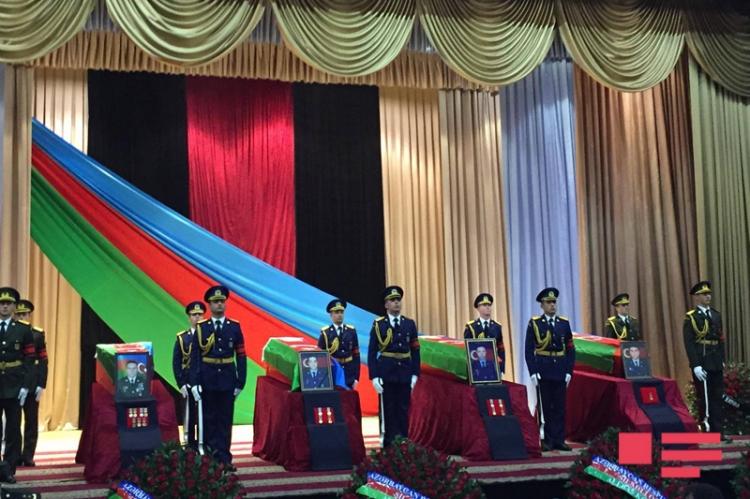 Şəhid hərbi pilotlar və polkovnik-leytenant Murad Mirzəyevlə vida mərasimi <b style="color:red"></b>