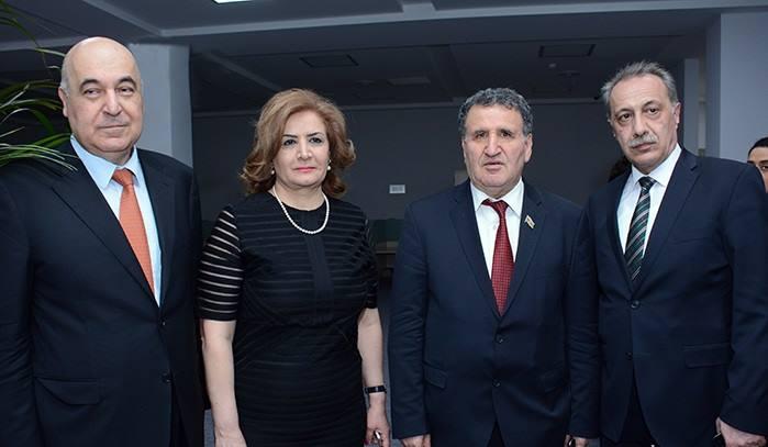 AMEA-nın Alimlər Evində Çingiz Abdullayevlə görüş - <b style="color:red">Fotoreportaj</b>