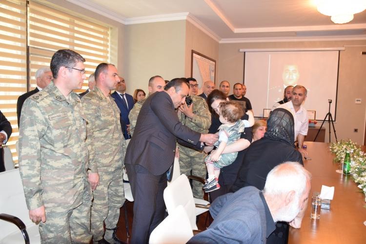 Şəhid zabitin medalı ailəsinə təqdim olundu<b style="color:red"></b>