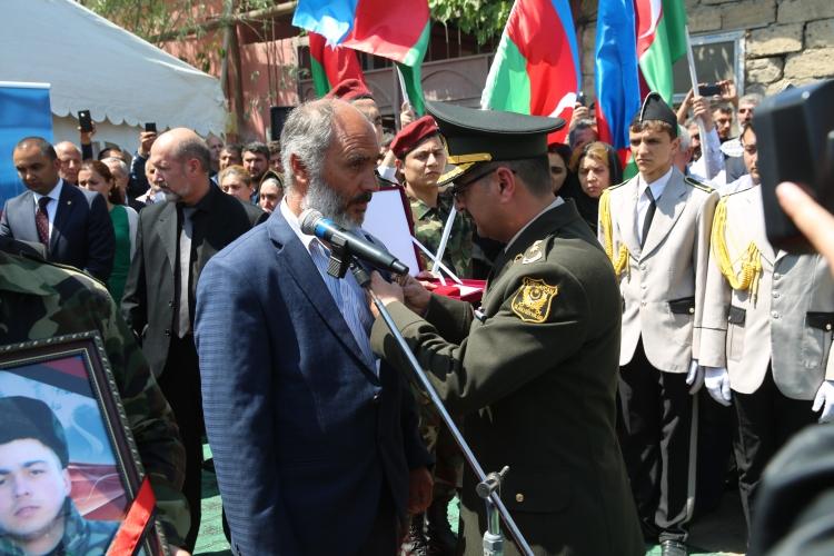 Şəhidin medalı atasına təqdim olundu<b style="color:red"></b>
