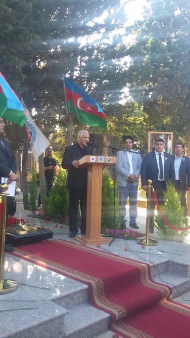 Söhrab Tahirin qəbirüstü abidəsi ziyarət edildi<b style="color:red"></b>