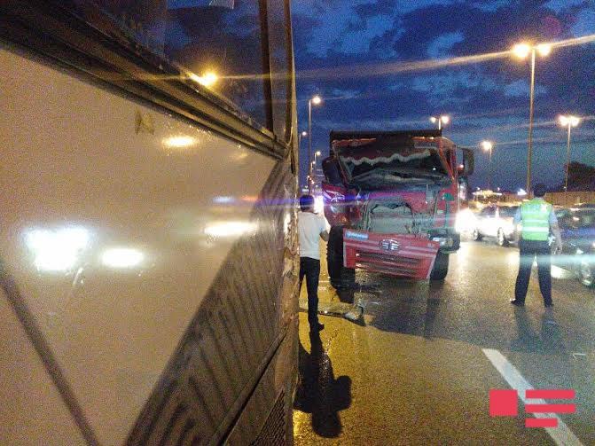 Yük maşını sərnişin avtobusuna çırpıldı: <b style="color:red">xəsarət alanlar var</b>