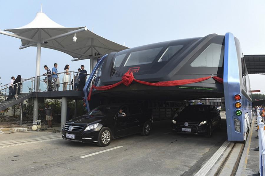 Çində avtobus-tunel sınaqdan keçirildi - <b style="color:red">Video</b>
