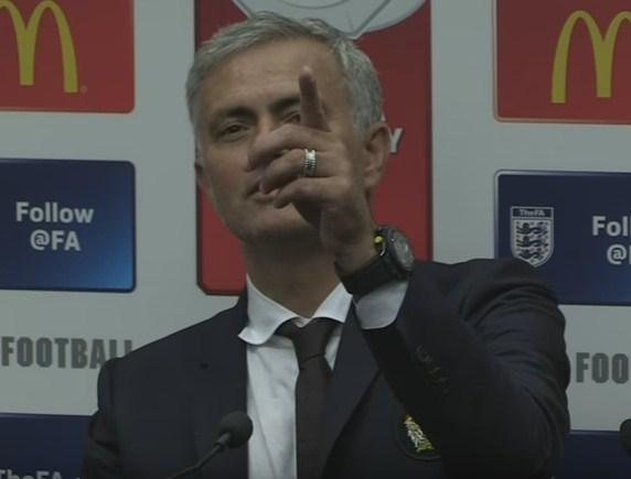 Mourinyonun mətbuat konfransında maraqlı hadisə - <b style="color:red">Video</b>