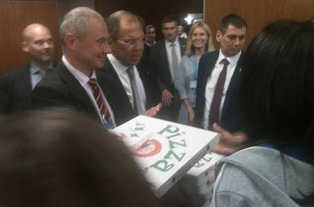 Lavrov jurnalistləri pitsa və arağa qonaq etdi - <b style="color:red">Vİdeo</b>