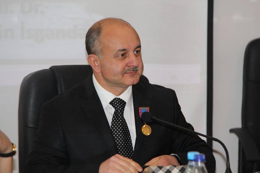 Dünyaya sevgi dolu gözlə baxan şair<b style="color:red"></b>