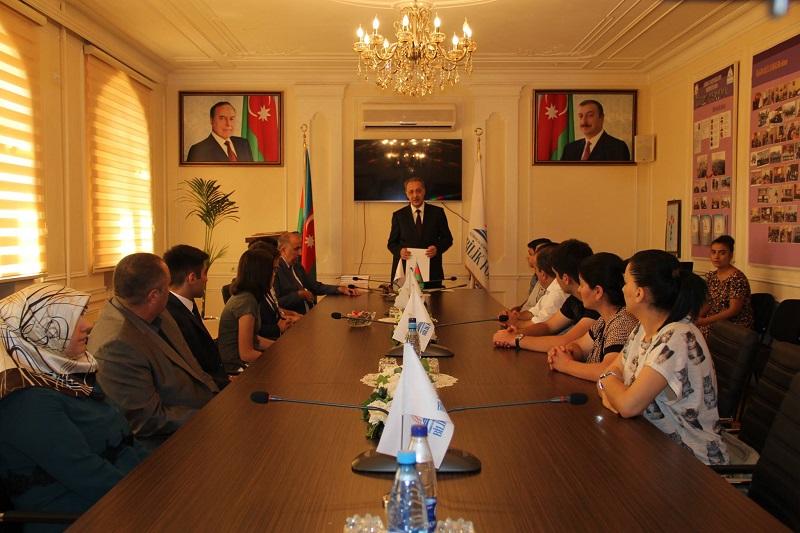 700 bal toplayan abituriyentlər Bilik Fondunda - <b style="color:red">Fotolar</b>