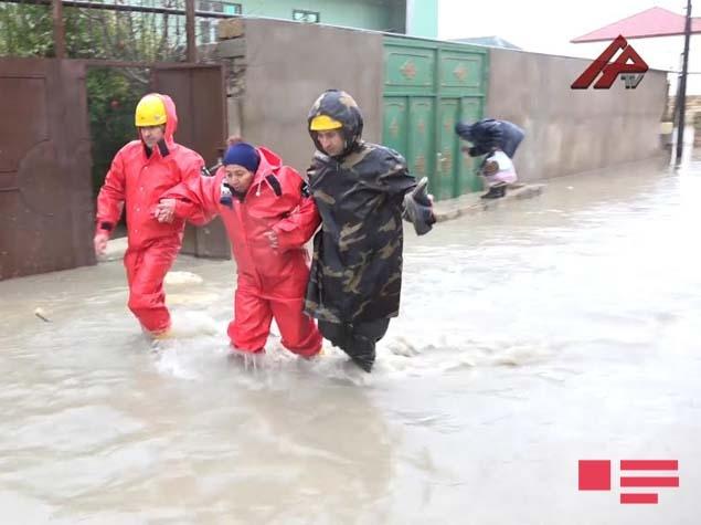 Bakıda FHN su basan ərazilərdən əhalini təxliyə edir<b style="color:red"></b>