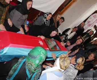 Ailəsi şəhid əsgərlə vidalaşır<b style="color:red"></b>