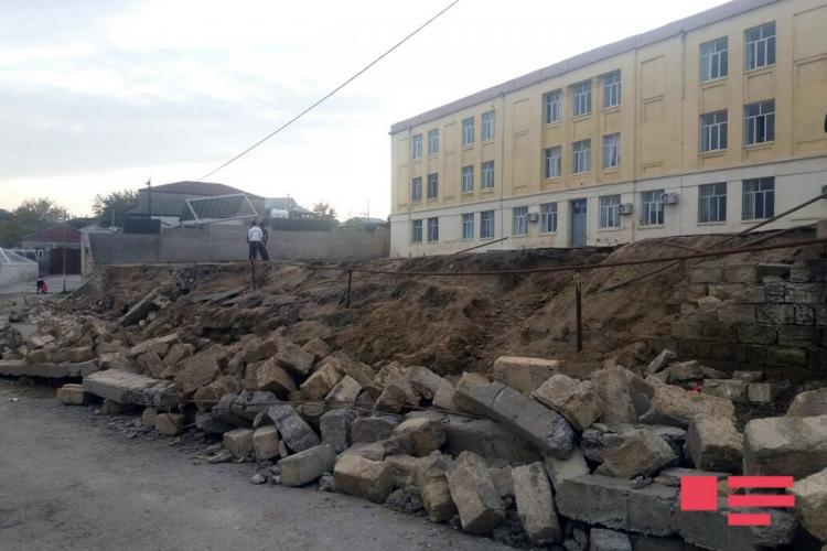 Bakıda məktəbin həyətində uçqun <b style="color:red"></b>