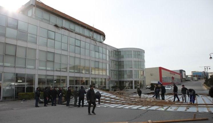 Güclü külək Bakıda ticarət mərkəzinin damını uçurdu<b style="color:red"></b>