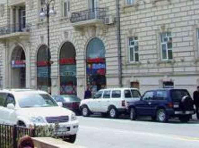 Bakıda avtomobillərin yol kənarında saxlanılmasına icazə verilməyəcək<b style="color:red"></b>