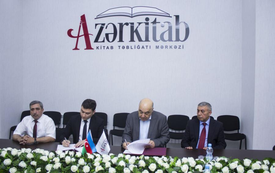 "Azərkitab" Çingiz Abdullayevlə müqavilə bağladı<b style="color:red"></b>