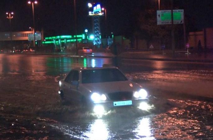 Güclü yağış Bakının yollarında ciddi problemlər yaratdı<b style="color:red"></b>