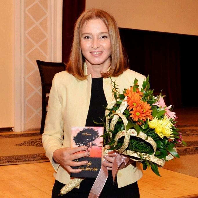 Arzu Nehrəmlidən yeni kitab: "Unutmağı öyrənirəm"<b style="color:red"></b>