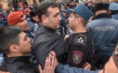 İrəvanda etirazçılarla polis arasında qarşıdurma olub