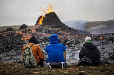 İslandiyada oyanan vulkan ərazisi satışa çıxarıldı