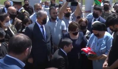 İcra başçısı şəhid anasının qarşısında diz çökdü - VİDEO
