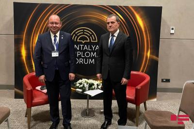 Ceyhun Bayramov Rumıniya və Qabonun XİN-ləri ilə görüşüb
