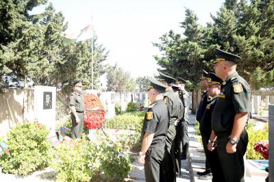 MN Mübariz İbrahimovun məzarını ziyarət edib