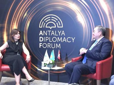 Günay Əfəndiyeva Qazaxıstan dövlət rəsmiləri ilə bir arada