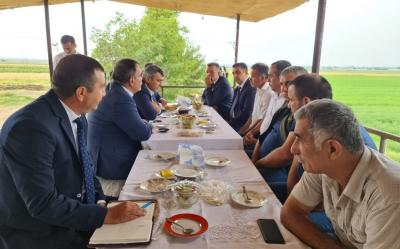 Kənd təsərrüfatı naziri Samuxda fermerlərlə işgüzar görüşlər keçirib