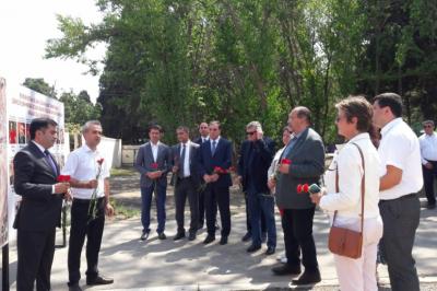 Fransa Milli Assambleyasının üzvləri Gəncədə Ermənistanın atəşə tutduğu ərazidə olub - Foto