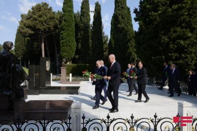 AKP nümayəndə heyəti Fəxri xiyaban və Şəhidlər xiyabanını ziyarət edib - Foto