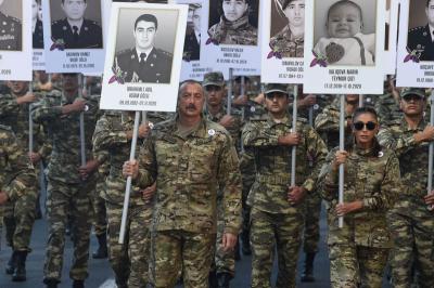 Prezident və xanımı şəhidlərin xatirəsinə təşkil edilmiş yürüşdə iştirak ediblər - Foto
