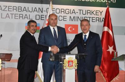Azərbaycan, Gürcüstan və Türkiyə Müdafiə nazirlərinin mətbuat konfransı keçirilib