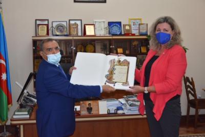 Latviyanın Azərbaycandakı Səfirliyi Milli Kitabxanaya kitablar hədiyyə edib