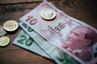 Türk lirəsi 15 qəpiyə enib
