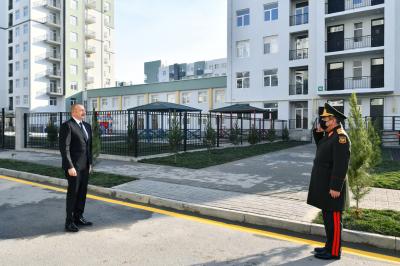 İlham Əliyev şəhid ailələri və hərbçilər üçün nəzərdə tutulmuş mənzillərlə tanış olub - Yenilənib (foto)