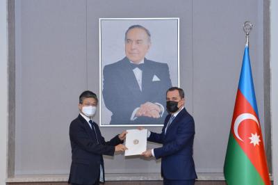 Ceyhun Bayramov Koreya səfirinin etimadnaməsinin surətini qəbul edib