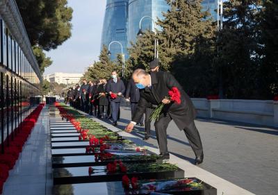 DTX əməkdaşları Şəhidlər xiyabanını ziyarət ediblər