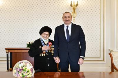Prezident Fatma Səttarovaya “İstiqlal” ordenini təqdim edib - Yenilənib