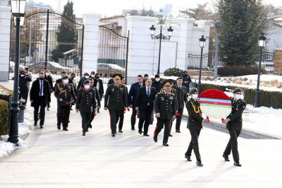 Zakir Həsənov Ankarada Heydər Əliyevin abidəsini ziyarət edib - Foto
