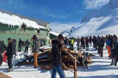Türkiyədə dağ xizəkçiliyi mərkəzində tavan çöküb, 8 nəfər yaralanıb