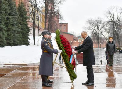 Prezident İlham Əliyev Moskvada naməlum əsgərin məzarını ziyarət edib - Foto (Yenilənib)