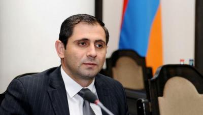 Ermənistanın müdafiə naziri Rusiyaya yola düşüb