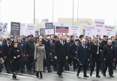 Prezident və birinci xanım ümumxalq yürüşündə iştirak edib - Foto (Yenilənib)