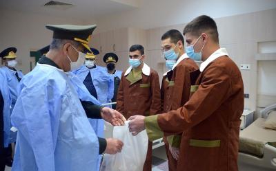 Zakir Həsənov hərbi hospitalı ziyarət edib