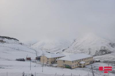 Şimal bölgəsinin bəzi yaşayış məntəqələrinə qar yağıb - Foto