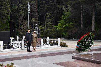 Prezident və birinci xanım Heydər Əliyevin məzarını ziyarət edib - Yenilənib