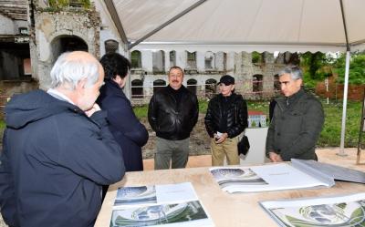 Dövlət başçısı və xanımı məşhur tarzən Sadıqcanın Şuşadakı evinin bərpası işləri ilə tanış olublar