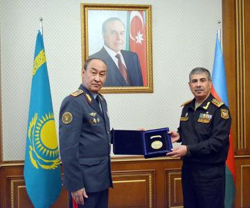 Azərbaycan və Qazaxıstanın birgə hərbi təlimlər keçirməsi müzakirə olunub