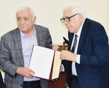 Aqil Abbasa İlyas Əfəndiyev Mükafatı təqdim edildi